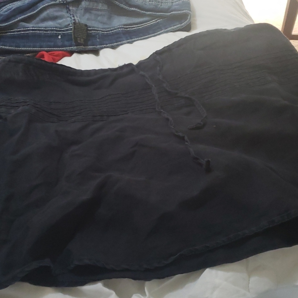 An black skirt